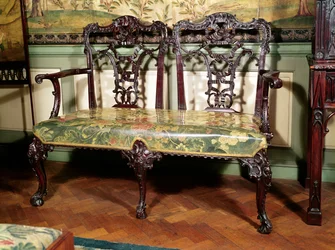 Udskåret sofa, med gobelinsæde, svarende til design af Thomas Chippendale, midten af det 18. århundrede (mahogni)